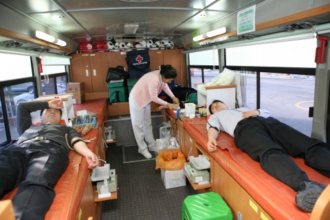 경기도 제2소방재난본부 직원들이 '사랑의 헌혈 운동'에 참여한 사진