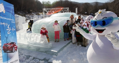 현대자동차가 지난 1월22일부터 오는 1월31일까지, 강원도 태백시에서 열리는 '2010 태백산 눈축제'에 ‘쏘나타 F24 GDi’ 대형 얼음조각을 전시한다.