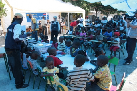 희망의 교실에 모인 아이티 어린이들