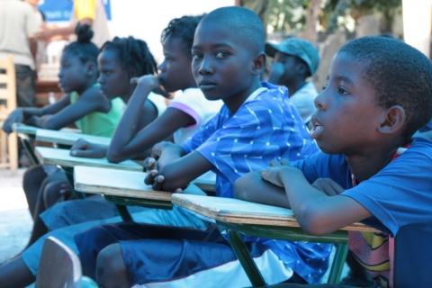 희망의 교실에 모인 아이티 어린아이들