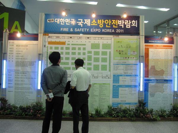 '제8회 대한민국 국제소방안전박람회(Fire & Safety EXPO KOREA 2011)'가 5월18일부터 20일까지 대구전시컨벤션센터(EXCO)에서 개최되고 있다. 박람회 첫날인 5월18일 오전부터 오후까지의 행사장 풍경을 담았다. 대부분의 기업 관계자들은 “작년보다도 참여업체나 관람하는 사람들의 수가 많이 적고 박람회 참여 자체에 별로 기대하지 않는다”고 말했다. 또 “대구지역에서 개최하는 것 자체의 한계인 것 같다”며 “서울에서 국제소방안전박람회를 개최한다면 대구에서 개최하는 것 보다 훨씬 더 큰 효과를 볼 수 있을 것”이라고 입을 모았다. 이 행사는 소방방재청과 대구광역시가 주최하고 한국소방산업기술원과 엑스코, 코트라가 주관하는 행사이다. 세이프투데이 윤성규 기자(sky@safetoday.kr)