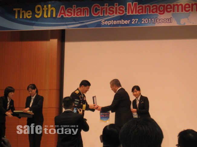 제9차 아시아 위기관리회의(ACMC ; Asian Crisis Management Conference)가 오는 9월27일 6년 만에 서울에서 개최됐다. 서울특별시(소방재난본부장 최웅길)는 인재개발원 국제회의장(인재홀)에서 서울을 비롯한 아시아 8개국 수도의 위기관리 관계자 등 150명이 참가한 가운데 ‘대규모 재난 발생 시 현대 위기관리조직의 역할 변화’라는 주제로 회의를 개최했다. 이날 회의에서는 서울, 도쿄, 방콕, 델리, 하노이, 자카르타, 마닐라, 쿠알라룸푸르, 싱가포르, 타이페이, 양곤 모두 11개 도시 담당자들이 참석했다. 이날 회의에서는 윤명오 서울시립대 교수(도시방재안전연구소장)와 이재은 충북대학교 교수(전, 국가위기관리학회장)의 기조강연에 이어 서울시의 수방구조 활동, 초고층 건물의 재난대책과 일본의 대지진 관련 대응 활동 교훈 등 각 나라별로 총 14명이 대도시 위기관리 대책에 대한 발표했다. 세이프투데이 윤성규 기자(sky@safetoday.kr)