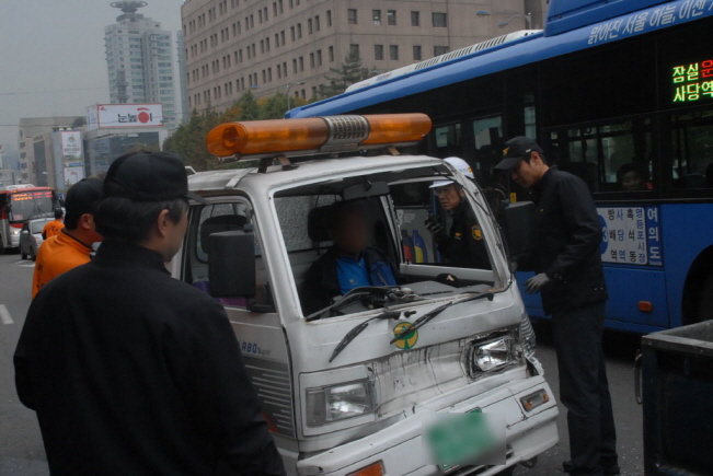 서울 서초소방서(서장 이해범)는 10월24일 오후 2시35분경 서울 방배동의 사당역 부근 남부순환로 예술의 전당방향으로 주행 중이던 트럭 화물차끼리 충돌한 사고가 발생해 후미에 있던 트럭운전자 박 모씨(70세, 남)를 구조장비로 구조 후 인근병원으로 이송했다. 경찰은 졸음운전의 가능성을 보고 사고원인을 조사 중이다. 세이프투데이 윤성규 기자(sky@safetoday.kr)