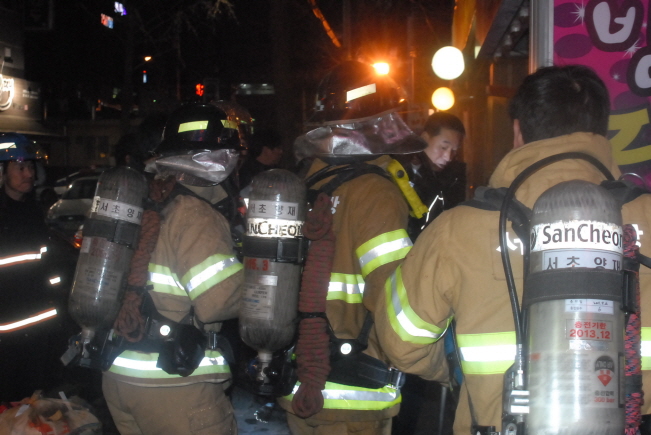 12월14일 저녁 11시29분 경 서울 서초구 양재동의 한 지하 1층 노래방에서 화재가 발생해 서초소방서(서장 이해범) 대원들이 현장에 출동했다. 노래방 내부 영상 음향기기에서 발생된 화재가 천정으로 확대돼 약 350만원의 재산피해가 발생됐지만 연기와 화재를 보고 모두 대피해 다행히 인명피해는 없었다. 경찰과 소방 당국은 정확한 화재원인과 피해규모 등을 조사하고 있다. 세이프투데이 윤성규 기자(sky@safetoday.kr)
