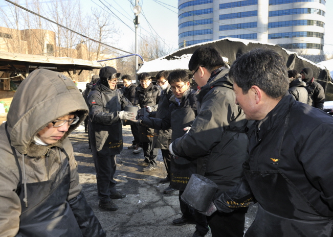 이기환 소방방재청장과 직원 40여명은 2월2일 오후 서울 서초구 우면동 접시꽃 마을을 찾아 모금한 성금으로 구입한 연탄 2500장을 전달했다. 이 마을은 부의 상징인 서초구 속에서도 도시 빈민층이 거주하며 주민들은 비닐하우스에서 생활하고 대부분 연탄으로 난방을 하고 있다. 세이프투데이 윤성규 기자(sky@safetoday.kr)