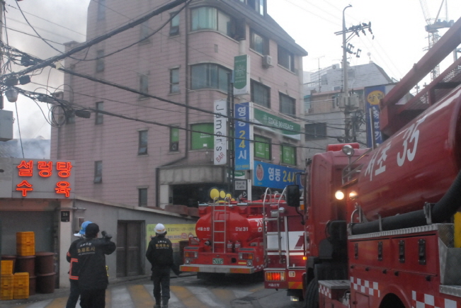 서울 서초소방서(서장 이해범)는 3월9일 오전 7시30분경 잠원동의 한 5층 건물 중 2층 마사지 샵에서 화재가 발생해 10여분 만에 완전히 진화했다. 불은 마사지룸 침대 위의 전기장판에서 전기적인 요인으로 발생한 것으로 추정되며 500여만원의 재산피해가 발생했다. 이 불로 윗층에서 거주하는 주민 5명이 연기를 흡입했지만 신속히 대피를 유도해 인명피해는 없었다. 소방화재조사팀과 경찰은 정확한 화재원인을 조사 중이다. 세이프투데이 윤성규 기자(sky@safetoday.kr)