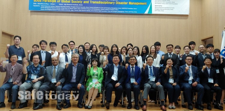 제8회 글로벌 위기관리학 심포지엄(The 8nd Global Crisisonomy Symposium), 제12회 한-중 위기관리 심포지엄(The 12th Sino-Korea Symposium on Crisis and Emergency Management), 제8회 한-일 위기관리 세미나(The 12th Korea-Japan Crisis and Emergency Management Seminar)가 지난 6월15일까지 3일간 제주도 제주연구원에서 성황일에 개최됐다. 이번 행사의 주제는 ‘지속가능발전목표(SDGs ; Sustainable Development Goals)의 글로벌 사회 패러다임 및 학제간 재난 관리(Paradigm of Global Society and Transdisciplinary Disaster Management)’였다. 이번 행사에서는 한국, 미국, 중국, 일본, 네팔, 태국, 몽골 등 세계 각국의 재난, 재해, 안전, 위기관리 분야 전문가들이 세계 각국의 재난, 재해, 안전, 위기관리 분야 이슈에 대한 40여편의 논문을 발표했고 토론했다. 세이프투데이 윤성규 기자(sky@safetoday.kr)