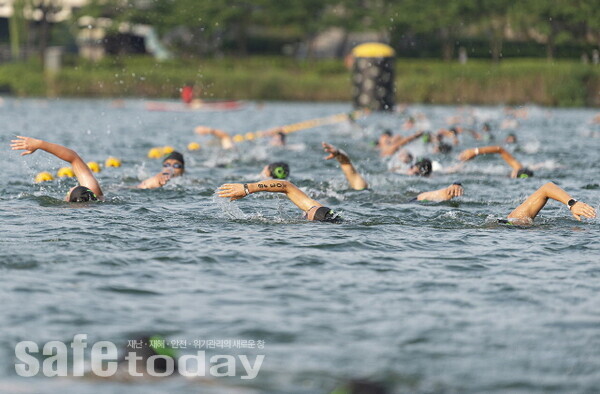 ‘2022 LOTTE Oe Race’ 참가자들이 맑아진 석촌호수에서 수영하고 있다.