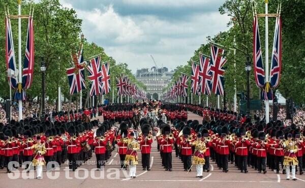 영국 왕실 근위대 군악대가 런던 버킹엄궁 교대식에서 연주하고 있다. 사진제공 = 주한영국대사관