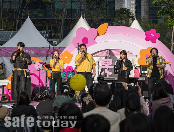 ‘롯타 버스킹 오디션’에서 아카펠라 그룹 ‘나린’이 공연하고 있다.