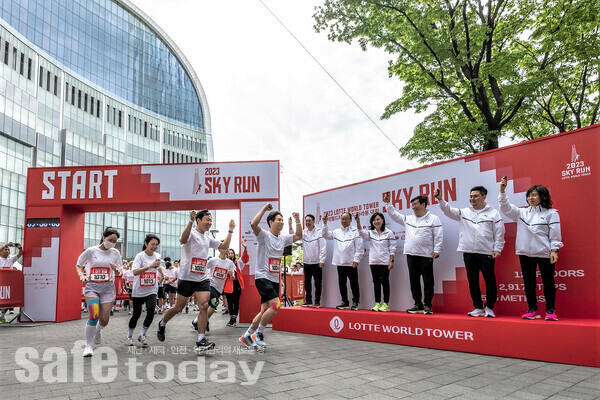 4월22일 오전 서울 송파구 롯데월드타워에서 열린 수직마라톤 대회 ‘스카이런(SKY RUN)’에서 참가자들이 대회 시작과 함께 힘차게 출발하고 있다.