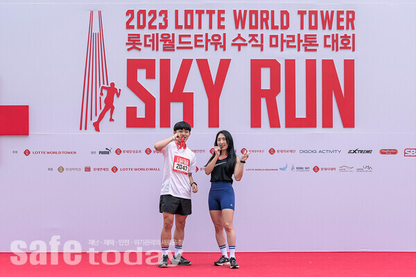 2023 스카이런(SKY RUN) 남녀 1위 우승자가 시상식에서 기념 촬영을 하고 있다.