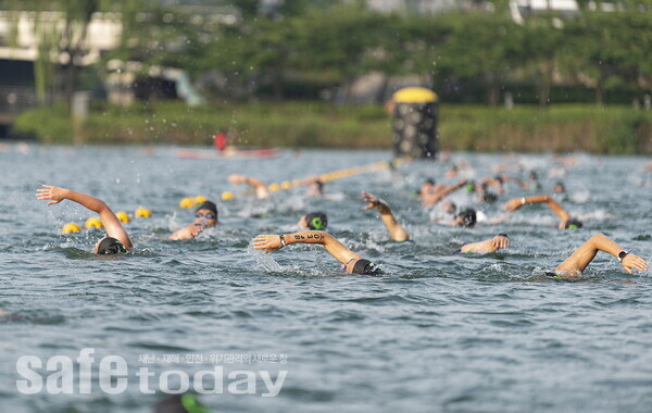 2022 롯데 아쿠아슬론 참가자들이 맑아진 석촌호수에서 수영하고 있다.