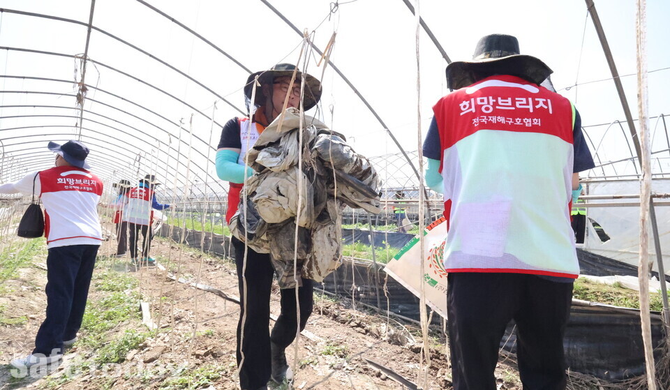8월5일 희망브리지 봉사단이 수해 지역 충남 청양군의 농가를 찾아 비닐하우스에 쌓인 폐기물과 토사를 제거하는 등 복구 활동을 하고 있다.(희망브리지 제공)