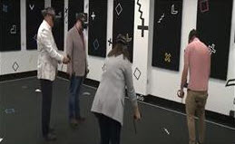 사진 설명 1 : 벽과 바닥에 Tag 표식이 있는 공간에서 HMD를 착용하고 가상공간에 접속한 참여자들