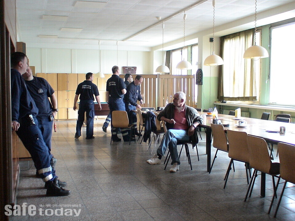 사진 3. 당구대가 있는 안전센터 구내식당