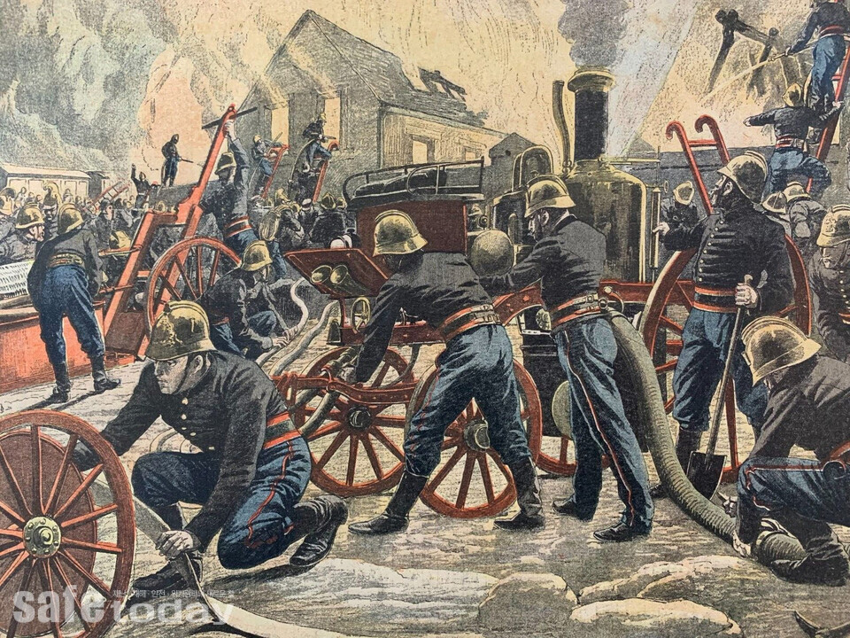 사진 3 – 1905년 대형화재 현장 파리소방관들(출처 : 르페티쥬르날)