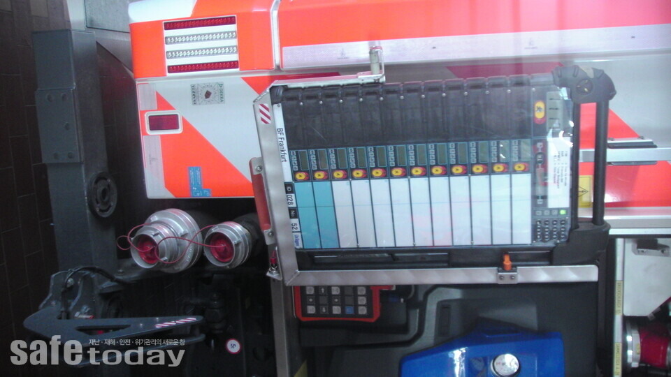 그림 11 – 소방차에 적재된 공기호흡기 착용조 자동원격감시 장치