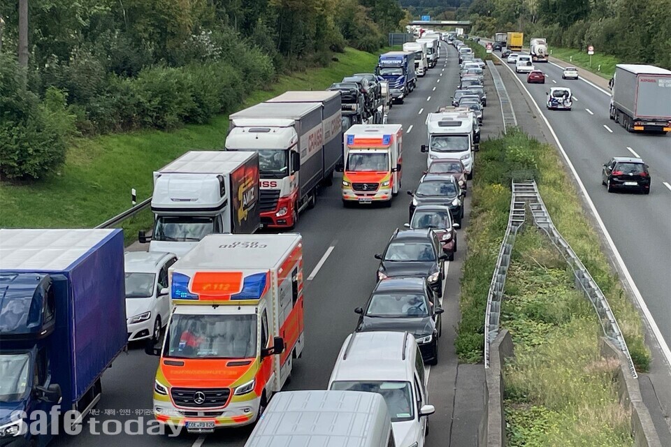 사진 1. 사고현장으로 출동하는 독일 구급차들(출처 : ruhrnachrichten)