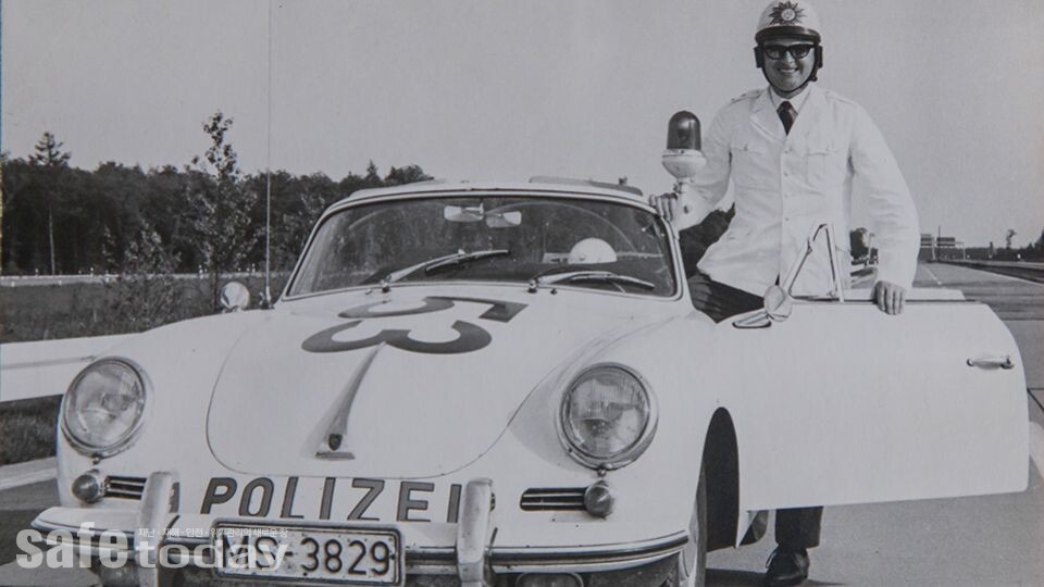 사진 3. 양쪽으로 갈라져 길비켜주기 요령 만든 칼로브 경사(출처 : wochenpostonline)