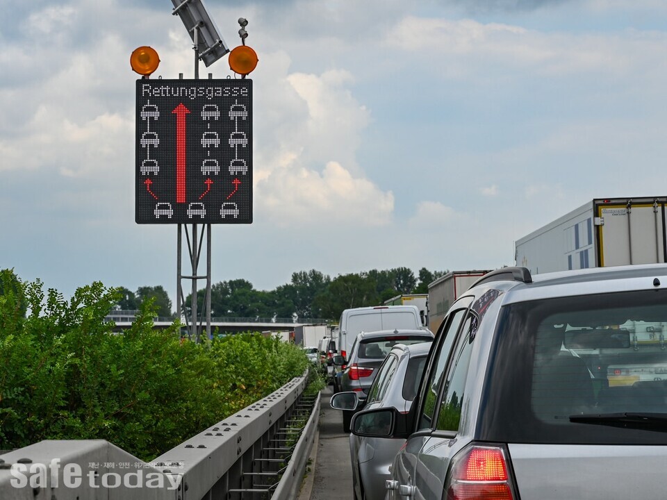 사진 4. 전방 사고로 구조차로 형성 안내하는 전광표지판(출처 : hessenschau)