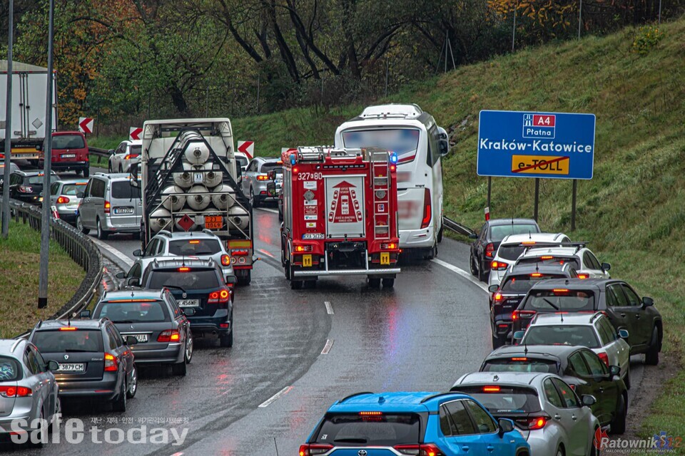 사진 8. 후면에 길비켜주기 홍보 도안 새긴 폴란드 소방차 출동(출처 : ratownik)