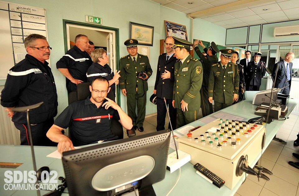 그림 1. 2015년 프랑스 소방서를 찾은 중국 대표단(출처 : sdis02)