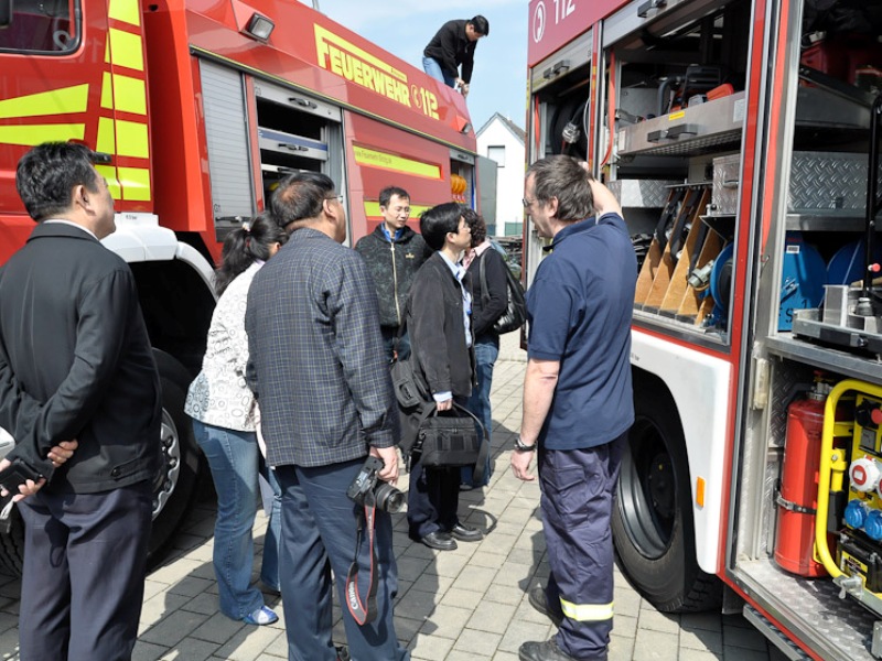 그림 2. 2009년 주말에 의용소방대를 방문한 중국 국립행정학교 교직원들(출처 : ff sinzig)