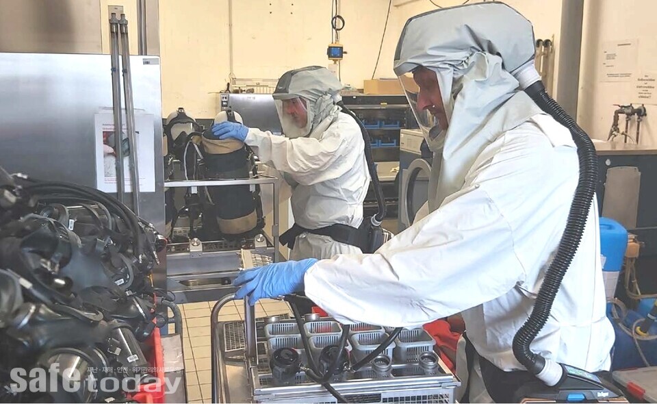그림 1. 보쿰 소방서 호흡보호정비창 작업 장면(출처 : 보쿰소방서 연감)