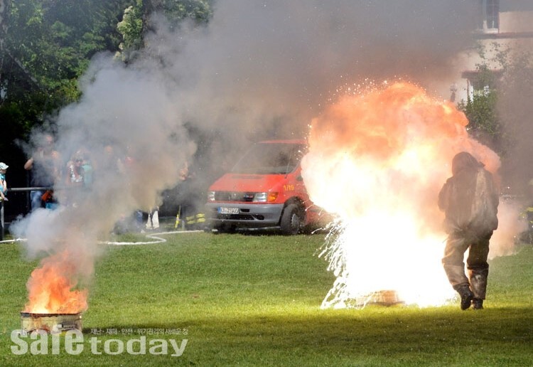 그림 1. 마그네슘 화재에 물을 뿌렸을 때 폭발위험성 시연(출처 : ff hofgeismar)