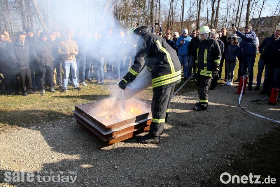 그림 11. 소방 워크숍에서 선보이는 유리질 알갱이 금속화재 적응실험(출처 : Onetz)