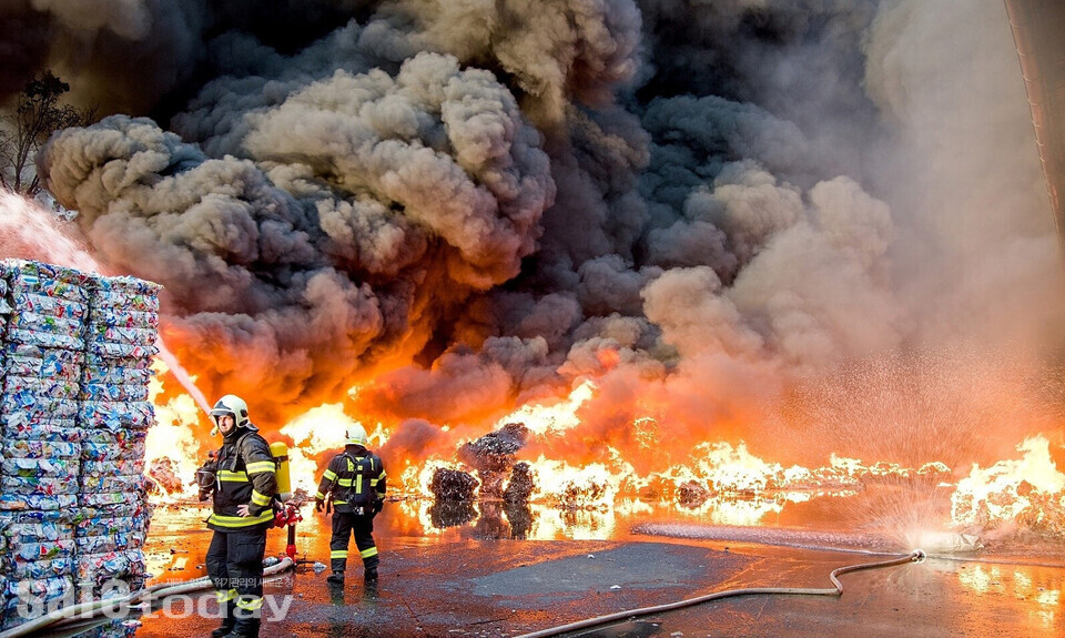 그림 1 체코 재활용 폐기물 처리장 화재현장의 지면방수포, 수벽관창 활용 진압활동(출처 : iDnes)