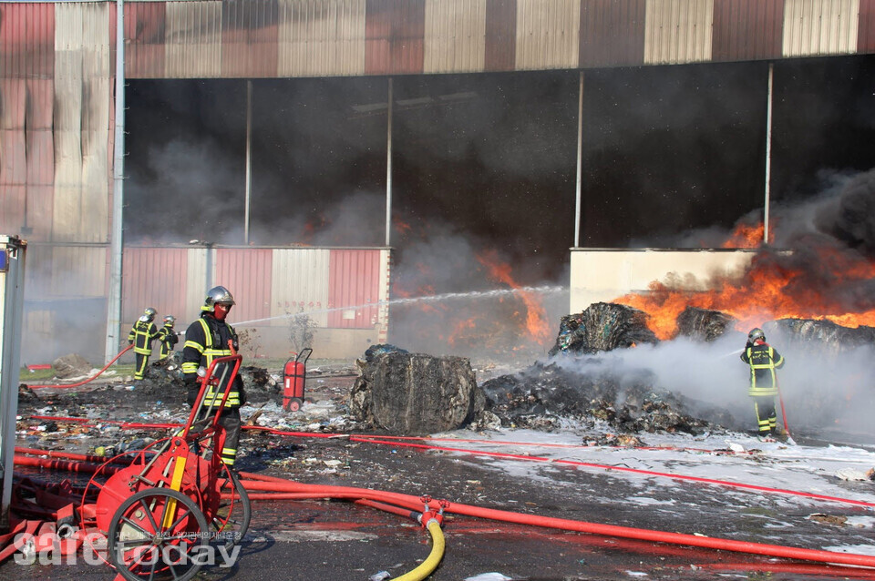 그림 2 프랑스 재활용 쓰레기 처리장 화재(출처 : leprogres, radiolach)