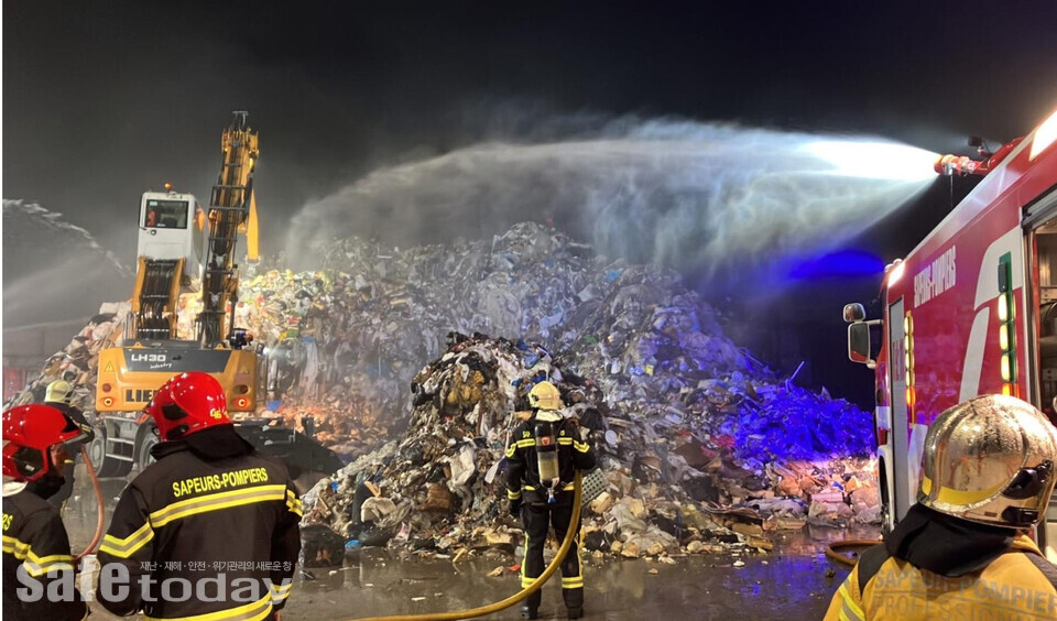 그림 2-1 스위스 재활용 쓰레기 처리장 화재(출처 : leprogres, radiolach)