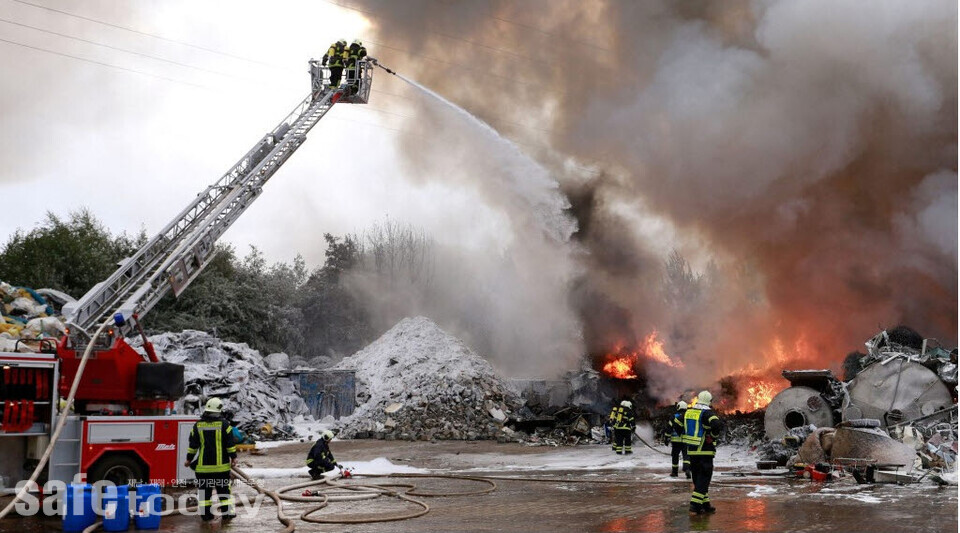 그림 3 독일 재활용 폐기물 야적장에서의 화재진압(출처 : ntv, aftenbladet)