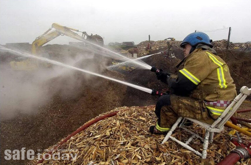그림 3-1 노르웨이(우) 재활용 폐기물 야적장에서의 화재진압(출처 : ntv, aftenbladet)