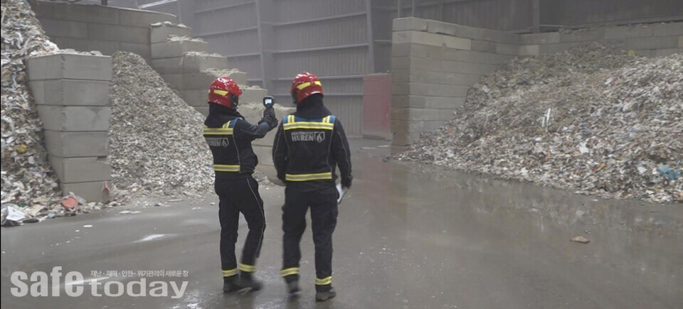 그림 6 폐기물 더미의 소량화 및 방화구획 설치, 열화상카메라를 통한 온도측정(출처 : rtvoost)