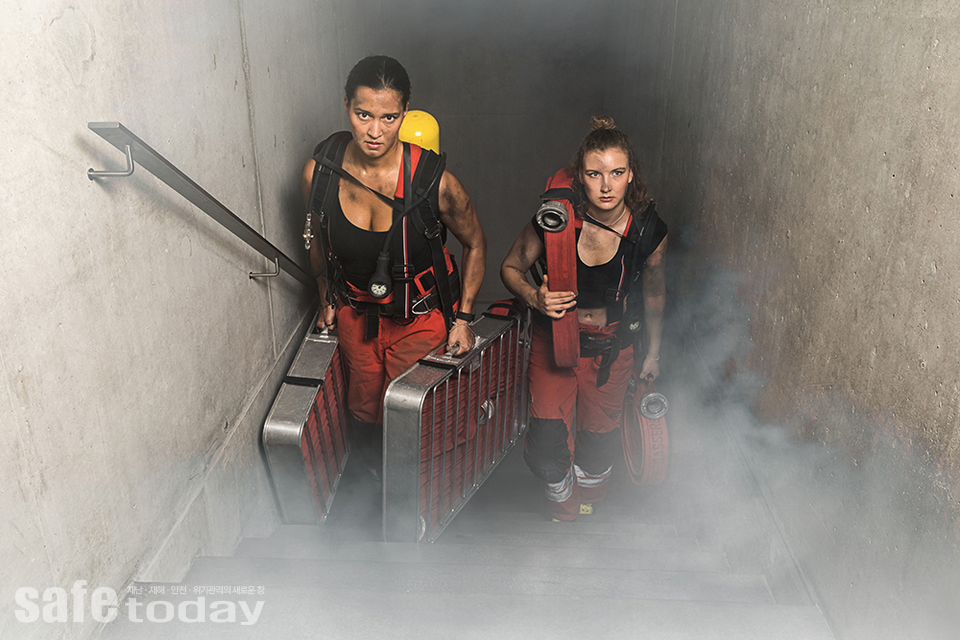 그림 2. 오스트리아 린츠소방서, 독일 의용소방대 달력사진 – 출처 : meinbezirk, merkur