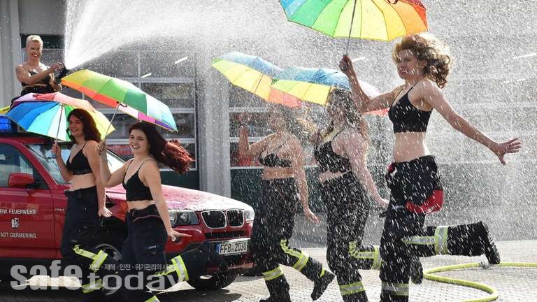 그림 2. 오스트리아 린츠소방서, 독일 의용소방대 달력사진 – 출처 : meinbezirk, merkur