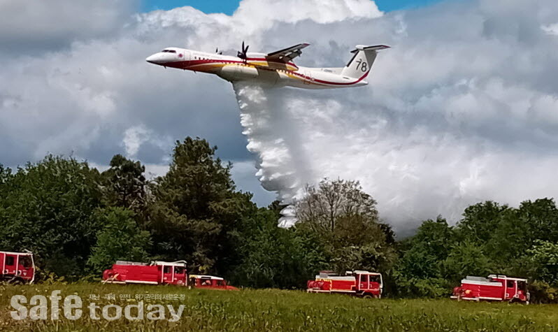 그림 2. 프랑스 산불진화훈련에 동원된 산불진화차와 진화항공기 – 출처 : sdis35