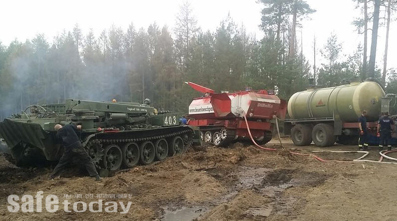 그림 7. 불발탄 위험으로 진화작업에 동원된 장갑차와 개조된 전차소방차 – 출처 : magirus