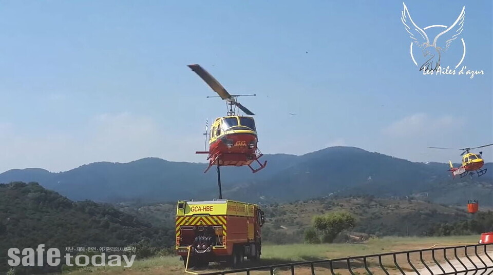 그림 12. 프랑스 산불진화차 물탱크에서 헬기가 물을 흡수하는 전술 – 출처 : sdis06