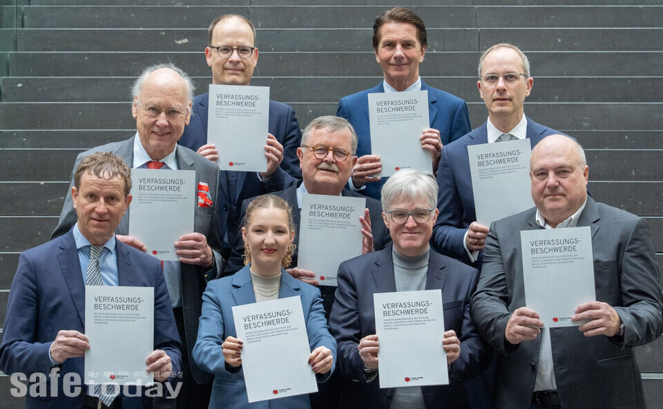 그림 1. 헌법소원 신청서를 들고 있는 뵤른슈타이거 재단 대표들 - 출처 : 재단