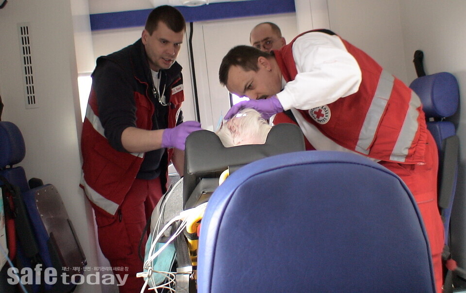 그림 2. 응급의사(좌) 지도를 받아 구급차 내에서 오토바이 사고 부상자 응급처치