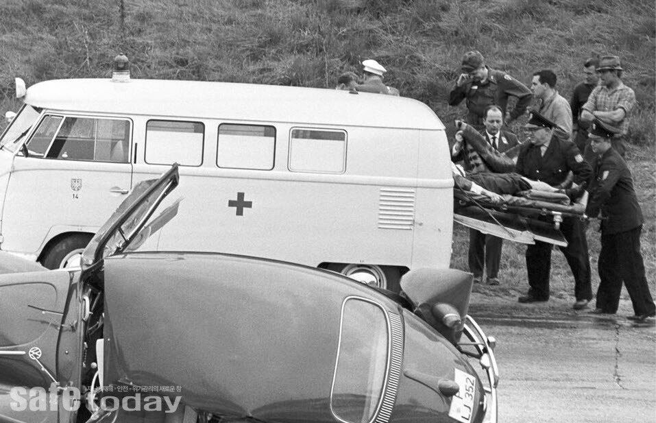 그림 4. 1960년 독일 교통사고 현장의 구급차의 환자이송 – 출처 : GEO