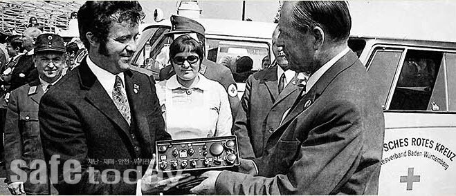 그림 5. 1969년 11월 7일 구급차에 최초로 무전기 기증하는 부부 – 출처 : 재단