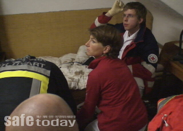 그림 7. 음독자살자에 대한 현장응급처치 지도하는 응급의사(중앙) - 출처 : 재단