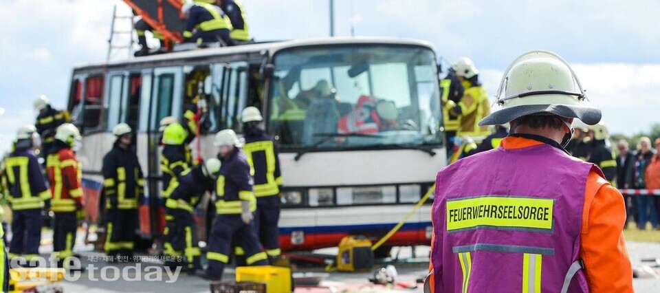 그림 2. 버스사고 구조현장에 나와 활동하는 PSNV 전문가 – 출처 : UKH