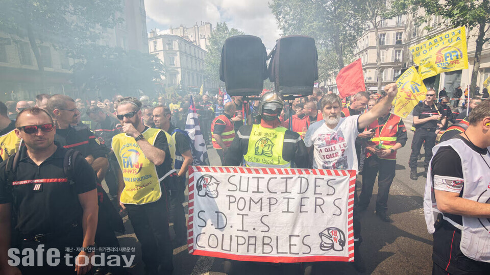 그림 7. 다수 소방관의 자살이 문제가 된 소방본부를 비난하는 노조의 시위 – 출처 : franceinfo