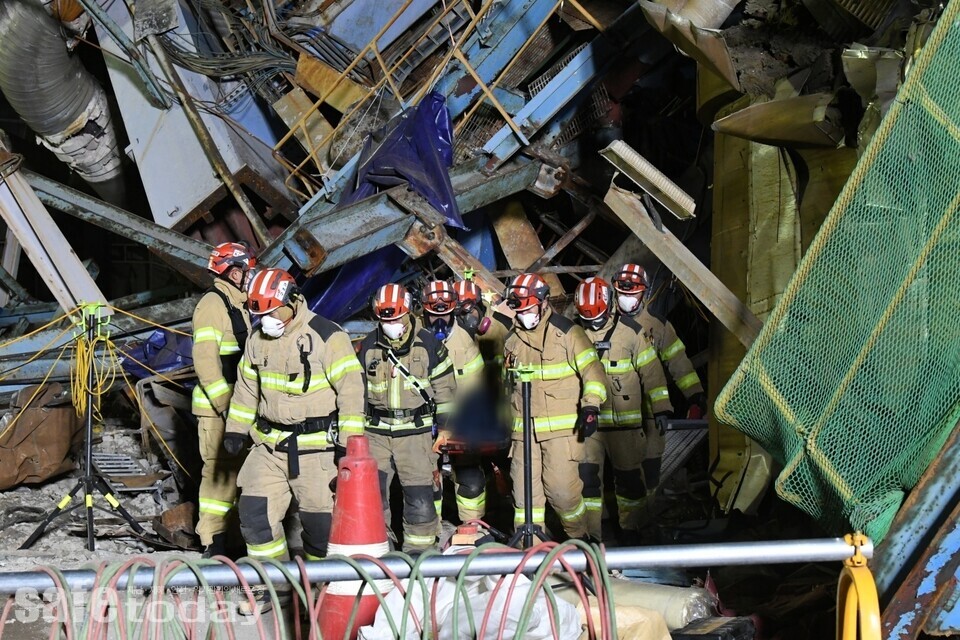 소방청(청장 직무대리 김승룡 차장)은 11월12일 오전 6시12분 울산화력발전소 붕괴 사고 현장에서 매몰자를 추가 수습했다고 밝혔다. 매몰자를 구조대원들이 들것을 이용해 붕괴된 건물 밖으로 나왔고 병원으로 이송하기에 앞서 소방대원들이 거수경례와 묵념을 하고 있다. 세이프투데이 윤성규 기자(sky@safetoday.kr)